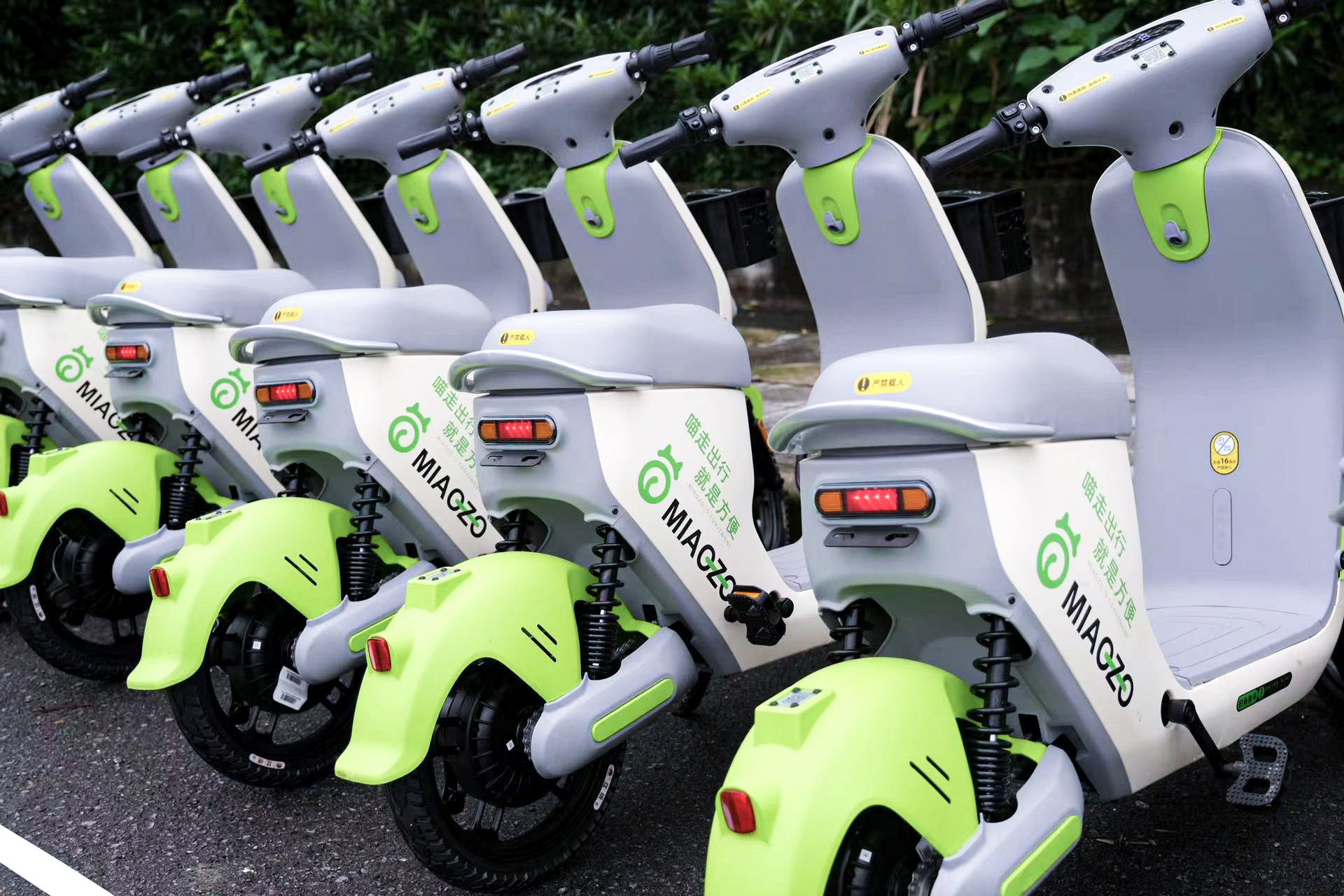 整齊擺放在路邊的共享電動(dòng)車 整齊擺放在路邊的共享電動(dòng)車