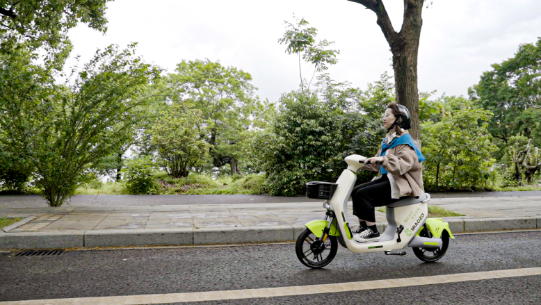 用戶(hù)正在騎共享電單車(chē)